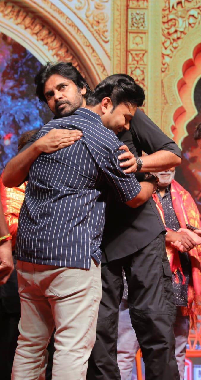 Pawan Kalyan New Movie:క్రిష్ తర్వాత ప్రాజెక్టును ఎ.ఎం.రత్నం కుమారుడు జ్యోతి కృష్ణ భుజాన వేసుకున్నారని వివరించారు. లండన్ ఫిల్మ్ స్కూల్లో చదువుకున్న ఆయన ఒరిజినల్ స్క్రీన్ ప్లేలో మార్పులు, చేర్పులు చేసి 2.34 గంటలు నిడివితో ఈ చిత్రాన్ని ప్రేక్షకుల ముందుకు తీసుకొచ్చినట్టు వెల్లడించారు.