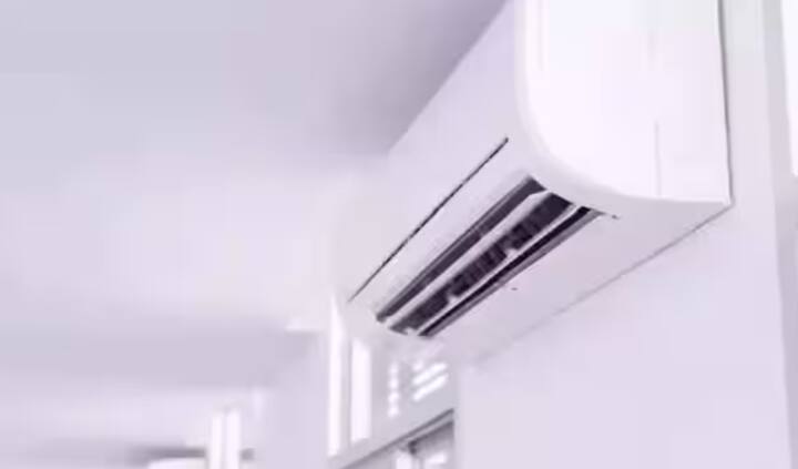 ਤੁਹਾਨੂੰ ਦੱਸ ਦਈਏ ਕਿ ਬਰਸਾਤ ਦੇ ਮੌਸਮ ਵਿੱਚ, ਏਸੀ ਦਾ ਤਾਪਮਾਨ 24 ਡਿਗਰੀ ਅਤੇ 26 ਡਿਗਰੀ ਦੇ ਵਿਚਕਾਰ ਰੱਖਣਾ ਸਭ ਤੋਂ ਵਧੀਆ ਮੰਨਿਆ ਜਾਂਦਾ ਹੈ। ਇਸ ਤਾਪਮਾਨ ‘ਤੇ ਨਮੀ ਕੰਟਰੋਲ ਵਿੱਚ ਰਹਿੰਦੀ ਹੈ ਅਤੇ ਕਮਰਾ ਠੰਡਾ ਰਹਿੰਦਾ ਹੈ। ਇਸ ਤੋਂ ਇਲਾਵਾ, ਏਸੀ 'ਤੇ ਜ਼ਿਆਦਾ ਦਬਾਅ ਨਹੀਂ ਪੈਂਦਾ।