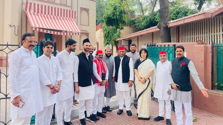 सपा अध्यक्ष अखिलेश यादव की मस्जिद में कथित बैठक की तस्वीरें भी सामने आई हैं. जिसमें उनकी पत्नी और मैनपुरी से सांसद डिंपल यादव भी दिखाई दे रही हैं.