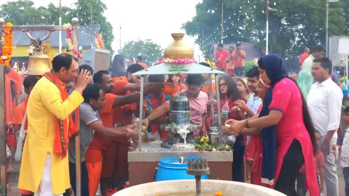 मंदिर में पूजा करने पहुंचे श्रद्धालुओं ने बताया कि वर्षों से इस मंदिर से उनकी आस्था जुड़ी हुई है और यहां पर स्थापित महादेव की विशाल प्रतिमा की दर्शन की लालसा उन्हें यहां खींच लाती है. यही वजह है कि सुबह से ही मंदिरों में भीड़ लगी हुई है. भक्तों की भीड़ के मद्देनजर सुरक्षा के लिहाज से दिल्ली पुलिस और मंदिर प्रशासन ने यहां पर सुरक्षाकर्मियों की तैनाती कर रखी है.