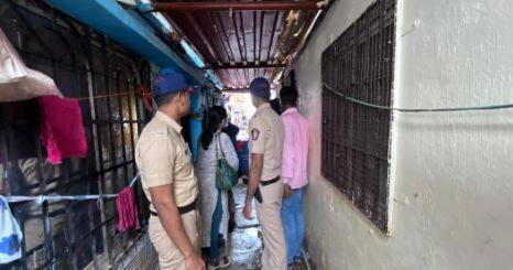 पोलिसांनी मृतदेह घरातून बाहेर काढण्याची प्रक्रिया सुरू केली आहे आणि पुढील तपास सुरू आहे. या प्रकरणामुळे नालासोपाऱ्यात मोठी खळबळ उडाली आहे.