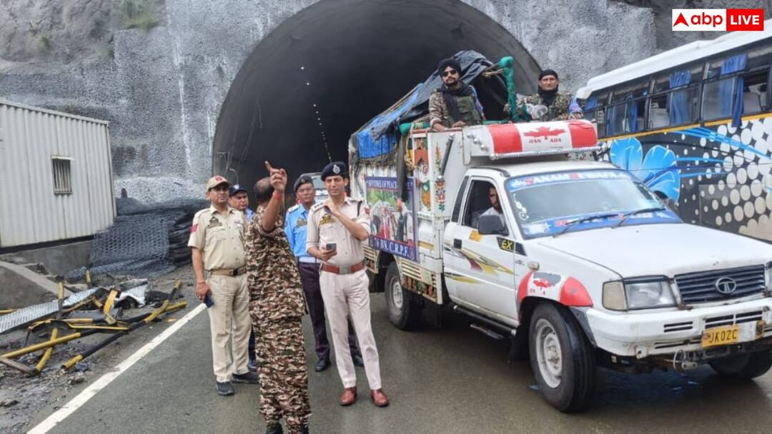 रामबन में चट्टान खिसकी, खराब मौसम के बीच जम्मू-श्रीनगर NH44 बंद, अमरनाथ यात्रा जारी Jammu landslide near ramban closes NH 44 amid bad weather amarnath yatra unaffected ANN रामबन में चट्टान खिसकी, खराब मौसम के बीच जम्मू-श्रीनगर NH44 बंद, अमरनाथ यात्रा जारी