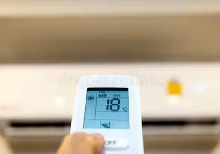 ਬਰਸਾਤ ਦੇ ਮੌਸਮ ਵਿੱਚ ਤਾਪਮਾਨ ਆਮ ਨਾਲੋਂ ਘੱਟ ਹੁੰਦਾ ਹੈ। ਇਸ ਲਈ, ਏਸੀ ਨੂੰ ਲਗਾਤਾਰ ਚਲਾਉਣਾ ਜ਼ਰੂਰੀ ਨਹੀਂ ਹੈ। ਤੁਸੀਂ ਇਸਨੂੰ ਦਿਨ ਵਿੱਚ ਕੁਝ ਘੰਟੇ ਚਲਾ ਸਕਦੇ ਹੋ। ਏਸੀ ਚਲਾਉਂਦੇ ਸਮੇਂ, ਘਰ ਦੀਆਂ ਖਿੜਕੀਆਂ ਅਤੇ ਦਰਵਾਜ਼ੇ ਚੰਗੀ ਤਰ੍ਹਾਂ ਬੰਦ ਕਰੋ। ਇਸ ਨਾਲ ਘੱਟ ਸਮੇਂ ਵਿੱਚ ਵੀ ਚੰਗੀ ਕੂਲਿੰਗ ਹੋਵੇਗੀ।