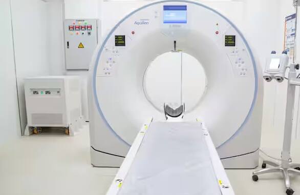 MRI મશીન રૂમમાં રાખેલી વ્હીલચેર અથવા લોખંડની કબાટને પણ પોતાની તરફ ખેંચી શકે છે, જેના કારણે તે દર્દી અથવા તેની સાથે રહેલા લોકો માટે જીવલેણ સાબિત થઈ શકે છે. આગ લાગવાનું કે અન્ય કોઈ પણ પ્રકારના અકસ્માતનું જોખમ હંમેશા રહે છે.