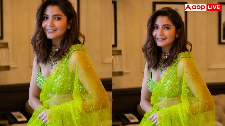 पैरेट ग्रीन कलर की साड़ी में अनुष्का ने अपने लुक को बेहद क्लासी अंदाज में स्टाइल किया है. उन्होंने ग्रीन और गोल्डन टोन वाले नेकपीस के साथ इस लुक को कंप्लीट किया, जो उनके आउटफिट से खूबसूरती से मैच कर रहा था. खुले बाल और न्यूड मेकअप ने उनकी खूबसूरती को और भी निखार दिया. अगर आप भी हरियाली तीज पर कुछ एलिगेंट और सटल पहनना चाहती हैं, तो अनुष्का का यह लुक बेस्ट चॉइस हो सकता है.