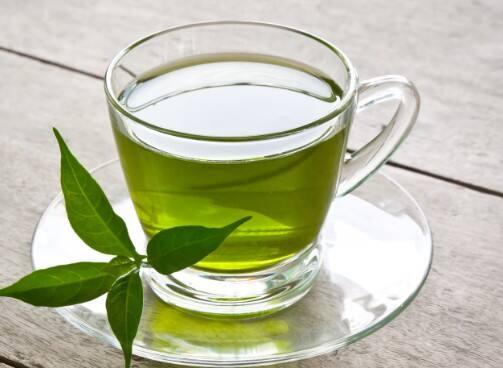 ग्रीन टी: ग्रीन टी में कैटेचिन्स नामक एंटीऑक्सिडेंट होते हैं, जो लिवर में जमा फैट को कम करने में सहायक होते हैं. दिन में 2 कप ग्रीन टी पीना फैटी लिवर के लिए लाभकारी माना जाता है.