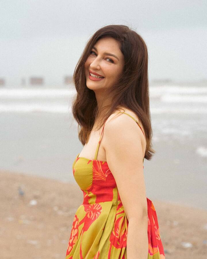 ટીવી અભિનેત્રી સૌમ્યા ટંડન તેના બોલ્ડ અંદાજ માટે જાણીતી છે. સૌમ્યાના દરેક સ્ટાઇલના લોકો દિવાના છે. આ દરમિયાન, સૌમ્યાના નવા ફોટા સામે આવ્યા છે, જે લોકોને દિવાના બનાવી રહ્યા છે.