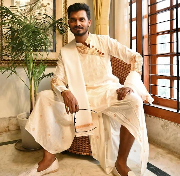 इसके बाद उन्होंने मैनेजमेंट की दुनिया में कदम रखा और ऑपरेशन्स मैनेजमेंट में MBA किया. लेकिन उनका सफर यहीं नहीं रुका. अशोक ने मैनेजमेंट इनफार्मेशन सिस्टम में PhD भी पूरी की है. यानी वह सिर्फ कैमरे के सामने नहीं, किताबों के पन्नों पर भी उतने ही गहरे उतर चुके हैं.