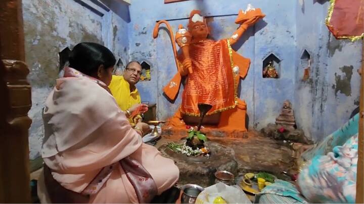 एसडीएम ने इस दौरान कहा कि प्रशासन के द्वारा संभल की खोई हुई पहचान वापस दिलवाने के लिये प्रयास किया जा रहा है. इसी के तहत उन्होंने आज यहां पूजा की.