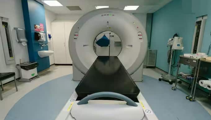 MRI સ્કેન એક પાવરફૂલ મેડિકલ ઈમેજિંગ ટેકનિક છે જે શરીરની વિગતવાર છબીઓ બનાવવા માટે મેગ્નેટિક ફીલ્ડનો ઉપયોગ કરે છે. આ મશીનનું ચુંબકીય ક્ષેત્ર પૃથ્વીના ચુંબકીય ક્ષેત્ર કરતાં 30 હજાર ગણું વધુ શક્તિશાળી છે. તે રૂમમાં રહેલી કોઈપણ ધાતુની વસ્તુને પોતાની તરફ ખેંચવાની ક્ષમતા ધરાવે છે.