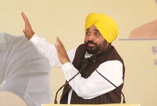 PM ਮੋਦੀ ਦੇ ਵਿਦੇਸ਼ ਦੌਰੇ 'ਤੇ CM ਮਾਨ ਨੇ ਮੁੜ ਮਾਰੇ ਮਿਹਣੇ, ਕਿਹਾ- ਜਿੱਥੇ 140 ਕਰੋੜ ਲੋਕ ਰਹਿੰਦੇ, ਉੱਥੇ ਰਹਿਣਾ ਨਹੀਂ, ਕਬੂਤਰ ਵਾਂਗ ਅੱਖਾਂ ਮੀਚਣ ਨਾਲ....