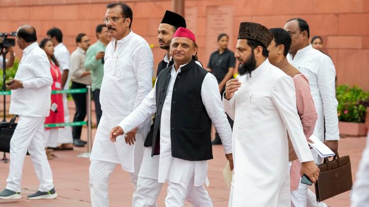 सपा की इस बैठक को लेकर सियासत भी तेज हो गई है. बीजेपी अल्पसंख्यक मोर्चा ने मस्जिद को सपा कार्यालय बनाने का आरोप लगाया.