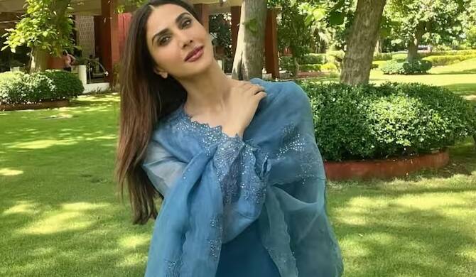 Vaani Kapoor Education: બોલિવૂડ એક્ટ્રેસ વાણી કપૂરે ખૂબ જ ઓછા સમયમાં પોતાની મહેનતના આધારે બોલિવૂડમાં પોતાની ખાસ ઓળખ બનાવી છે. બોલિવૂડમાં ડેબ્યૂ કર્યા પછી તેણે પોતાની ખાસ ઓળખ બનાવી છે. આજે અમે તમને અભિનેત્રીની શૈક્ષણિક લાયકાત અને કારકિર્દી વિશે જણાવીશું.