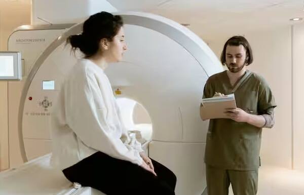 શું તમે જાણો છો કે અમુક પરિસ્થિતિઓમાં MRI મશીન વ્યક્તિનો જીવ પણ લઈ શકે છે. આ મશીનને કારણે ઘણા લોકો પહેલાથી જ પોતાનો જીવ ગુમાવી ચૂક્યા છે. આ ઉપરાંત MRI મશીન વિશે બીજી એક રસપ્રદ વાત એ છે કે તે હંમેશા ઓન રહે છે. તે ક્યારેય સ્વિચ ઓફ કરવામાં આવતું નથી