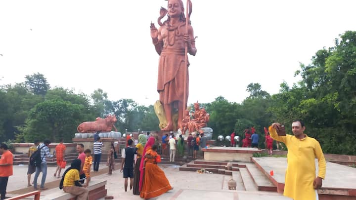 दिल्ली के प्रसिद्ध मंगल महादेव बिड़ला कानन मंदिर में दूर-दूर से कांवड़िए पहुंचे हैं. कुछ ऐसा ही देखने को मिला दिल्ली के रंगपुरी इलाके में शिवाजी मार्ग पर स्थित प्रसिद्ध मंगल महादेव बिड़ला कानन मंदिर में जहां आम दिनों की तुलना में आज सुबह से ही कांवड़ियों और अन्य श्रद्धालुओं के आने का सिलसिला शुरू हो गया था.