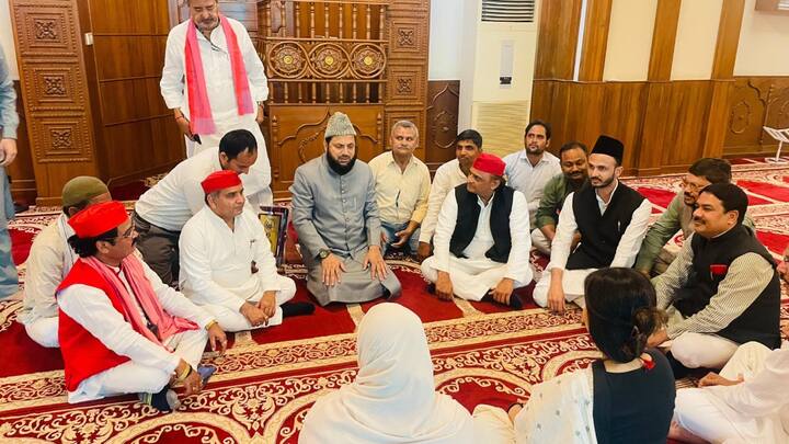 Akhilesh Yadav News: समाजवादी पार्टी के अध्यक्ष अखिलेश यादव ने संसद भवन के पास एक मस्जिद में कथित बैठक की, जिसे लेकर सियासत तेज हो गई है. इस बैठक में सपा के कई सांसद भी मौजूद थे.