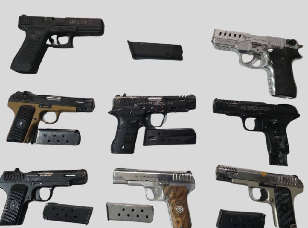 4 arms smugglers arrested in Amritsar, 8 pistols and magazines recovered ਅੰਮ੍ਰਿਤਸਰ 'ਚ 4 ਹਥਿਆਰ ਤਸਕਰ ਗ੍ਰਿਫ਼ਤਾਰ, 8 ਪਿਸਤੌਲ ਤੇ ਮੈਗਜ਼ੀਨ ਬਰਾਮਦ, ਸਰਹੱਦ ਪਾਰੋਂ ਮੰਗਵਾਈ ਖੇਪ, ਕਰਨੀ ਸੀ ਵੱਡੀ ਵਾਰਦਾਤ !