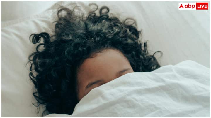 वजह कोई भी हो, साइंस और पुरानी मान्यताएं दोनों ही बताती हैं कि 3 से 5 बजे के बीच के समय को कभी-कभी  वुल्फ ऑवर (Wolf Hour) भी कहते हैं. ऐसा तब होता है, जब आपकी बॉडी इमोशनल ओवरलोड, हार्मोनल चेंजेस और सबकॉन्शियस बेचैनी के प्रति सबसे ज्यादा सेंसिटिव होती है. आइए जानते हैं आखिर इस जागने के क्या मायने हैं और इसे कैसे रोका जाए.