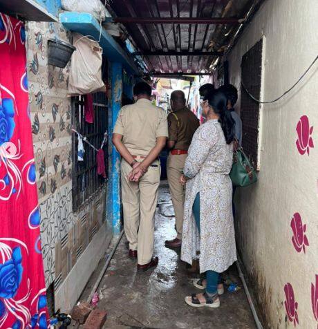 विशेष म्हणजे मृताच्या भावाकडूनच टाईल्स लावून घेतल्या गेल्याचे समोर आले आहे. मात्र, दोन दिवसांपूर्वी गुडियाच्या मोबाईलमध्ये संशयास्पद मेसेज आढळल्याने पोलिसांनी तपास सुरू केला आणि त्यातून या खुनाचा भयंकर उलगडा झाला.