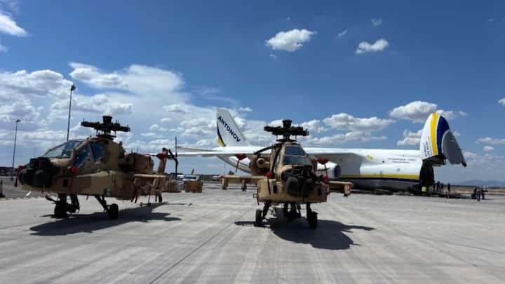 AH-64E अपाचे हेलीकॉप्टर में लॉन्गबो रडार है, जो रोटर के ऊपर लगा होता है. ये हेलीकॉप्टर को छुपे रहकर दुश्मन को ट्रैक और अटैक करने में सक्षम बनाता है.