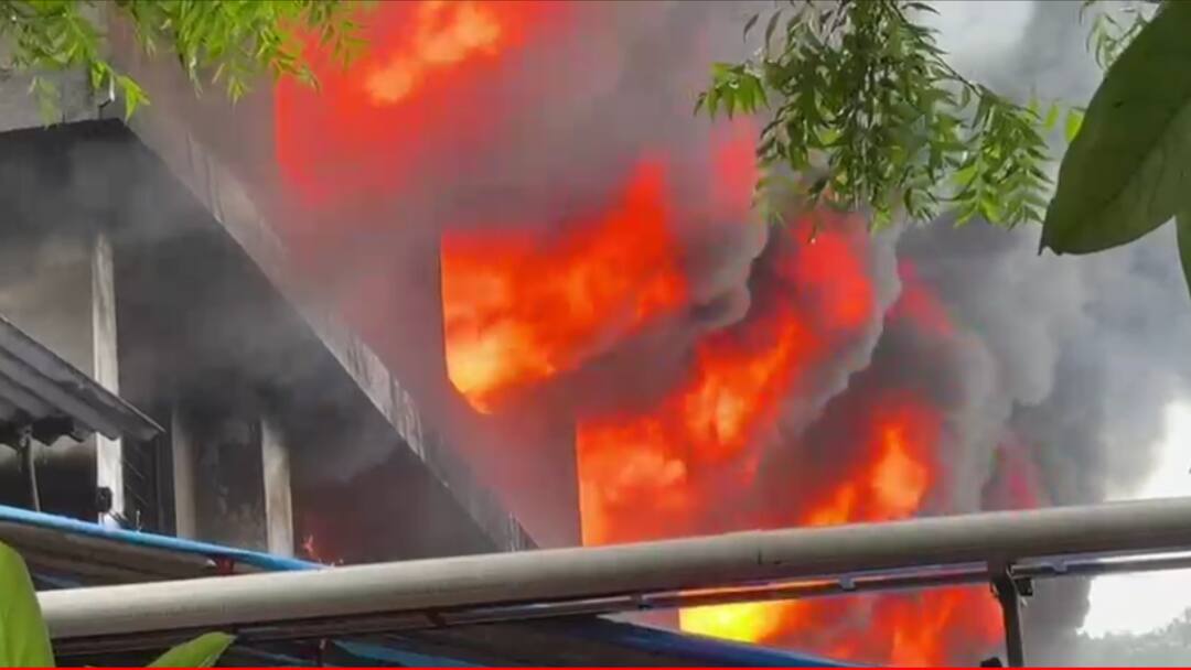 Dombivli Fire: डोंबिवली एमआयडीसीत कपड्याच्या कारखान्याला भीषण आग, काळ्या धुराचे लोट गगनाला भिडले, अग्निशमन दलाच्या गाड्या घटनास्थळी Dombivli MIDC Fire Massive Blaze at Garment Factory Thick Black Smoke Covers Sky Fire Engines Rush to Spot Dombivli Fire: डोंबिवली एमआयडीसीत कपड्याच्या कारखान्याला भीषण आग, काळ्या धुराचे लोट गगनाला भिडले, अग्निशमन दलाच्या गाड्या घटनास्थळी