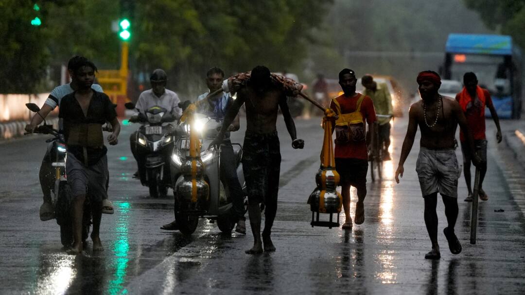 दिल्ली-NCR में सुबह से ही जोरदार बारिश, गर्मी और चिपचिप से मिली राहत, लेकिन ट्रैफिक अब भी समस्या Delhi NCR Rains Today 23 July Heavy Rainfall Clouds Wind Waterlogging IMD Update for this week दिल्ली-NCR में सुबह से ही जोरदार बारिश, गर्मी और चिपचिप से मिली राहत, लेकिन ट्रैफिक अब भी समस्या