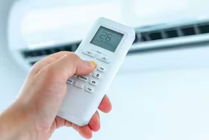 ਪਰ ਬਰਸਾਤ ਦੇ ਮੌਸਮ ਵਿੱਚ ਇਹ ਤਰੀਕਾ ਸਹੀ ਨਹੀਂ ਹੁੰਦਾ ਹੈ। ਇਸ ਮੌਸਮ ਵਿੱਚ, ਹਵਾ ਵਿੱਚ ਪਹਿਲਾਂ ਹੀ ਨਮੀ ਹੁੰਦੀ ਹੈ ਅਤੇ ਉਸੇ ਤਾਪਮਾਨ 'ਤੇ ਏਸੀ ਚਲਾਉਣ ਨਾਲ ਨਾ ਸਿਰਫ ਬਿਜਲੀ ਦੀ ਖਪਤ ਵਧਦੀ ਹੈ ਬਲਕਿ ਸਿਹਤ 'ਤੇ ਵੀ ਅਸਰ ਪੈ ਸਕਦਾ ਹੈ। ਤਾਂ ਆਓ ਅਸੀਂ ਤੁਹਾਨੂੰ ਦੱਸਦੇ ਹਾਂ ਕਿ ਇਸ ਮੌਸਮ ਵਿੱਚ ਕਿਹੜਾ ਤਾਪਮਾਨ ਸਹੀ ਹੈ।
