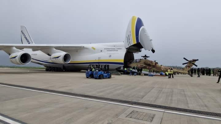 अपाचे हेलीकॉप्टर में Manned-Unmanned Teaming है, जो ड्रोन के साथ समन्वय बनाकर काम करता है.इससे पायलट सीधे ड्रोन को नियंत्रित कर सकता है और रियल टाइम में लक्ष्य को भांप सकता है.