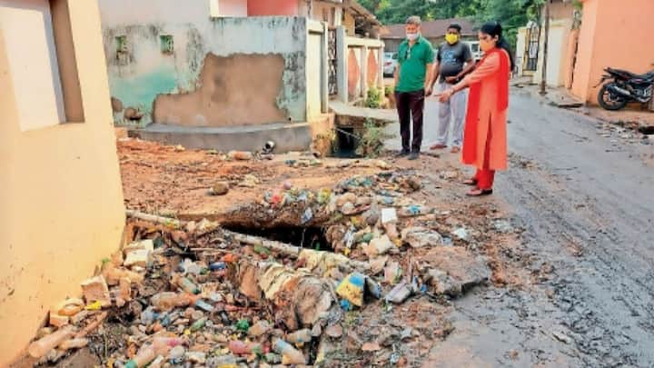 लेकिन ऐसे मामलों में आपको सीधे लड़ाई झगड़ा नहीं करना चाहिए. कम से कम एक-दो बार शांति से बात करके देख लेना चाहिए कई बार ऐसे भी मामला सुलझ जाता है. लेकिन अगर बात करने के बाद भी वही रवैया जारी रहे. तो फिर स्ट्रिक्ट एक्सन लेना ज़रूरी हो जाता है.