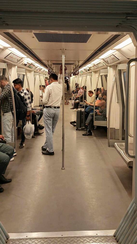 मेट्रो का एक कोच कितने का होता है?