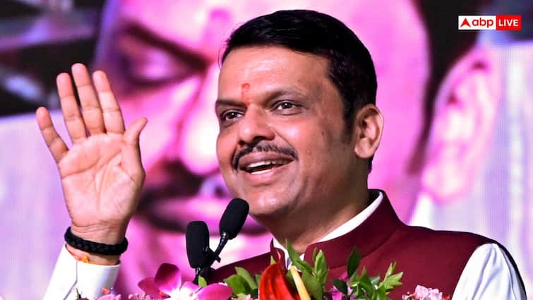 on birthday Devendra Fadnavis launched coffee table book on Sharad Pawar and Uddhav Thackeray ideological differences Maharashtra: उद्धव ठाकरे-शरद पवार गुट ने की देवेंद्र फडणवीस की तारीफ, CM बोले- 'वैचारिक विरोधी हैं लेकिन...'