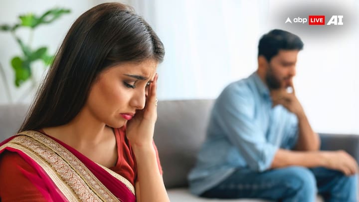 वास्तु शास्त्र में घर के कलह-क्लेश का कारण वास्तु दोष बताया गया है, जोकि घर-परिवार के लोगों द्वारा ही जाने-अनजाने में की गई गलतियों से उत्पन्न होता है. पारिवारिक क्लेश से बचने के लिए वास्तु में बताए नियमों का पालन करना चाहिए.