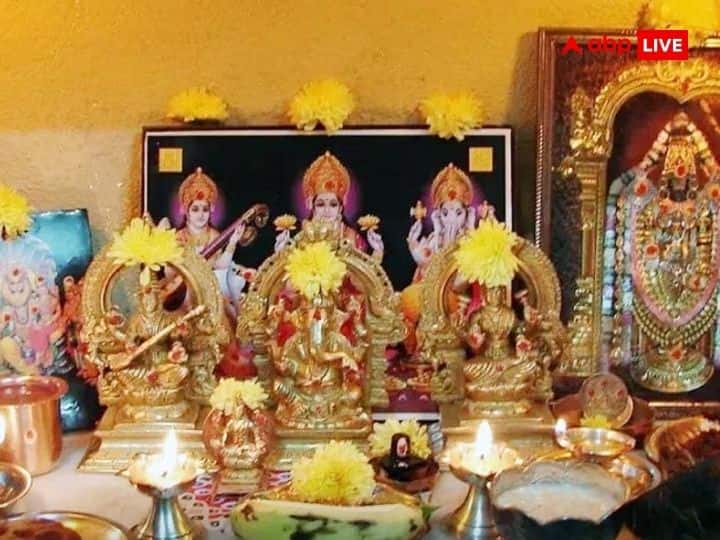 एस्ट्रोलॉजर और वास्तु विशेषज्ञ नितिका शर्मा बताती हैं कि, लोग घर पर पूजाघर बना लेते हैं या मंदिर की स्थापना कर लेते हैं, लेकिन उचित दिशा का पालन नहीं करते, जिससे भी पारिवारिक कलह-क्लेश बढ़ता है. इसलिए मंदिर की स्थापना घर के ईशान कोण में करनी चाहिए.