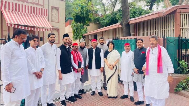 डिंपल यादव के अलावा रामपुर से सांसद मौलाना मोहिबुल्लाह नदवी, घोसी सांसद राजीव राय, फिरोजाबाद से सांसद अक्षय यादव, बदायूं से सांसद आदित्य यादव, कैराना सांसद इकरा हसन, संभल सांसद जियाउर्रहमान बर्क भी मौजूद हैं.