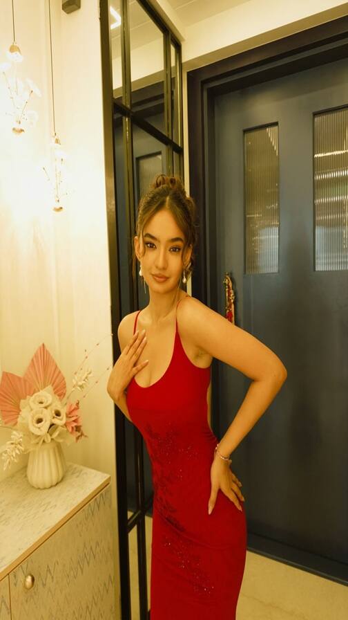 હોટ રેડ બોડીકોનમાં અનુષ્કા સેને આપ્યા કાતિલ પોઝ