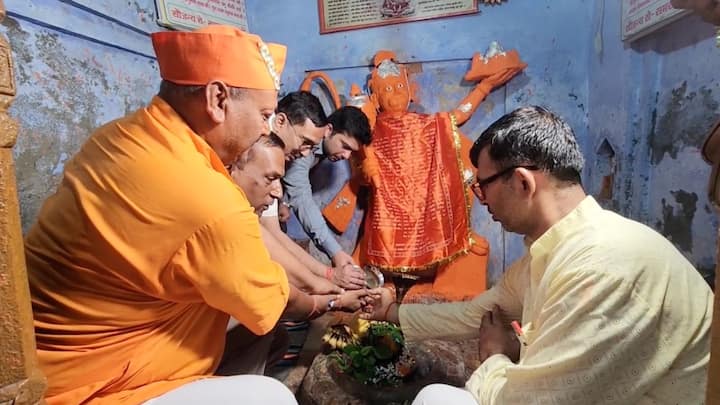 Sambhal SDM Puja: यूपी के संभल में 46 साल बाद खुले कार्तिकेय महादेव मंदिर में संभल एसडीएम ने सावन शिवरात्रि के मौके पूजा अर्चना की और पूरे विधि विधान से भगवान का जलाभिषेक किया.