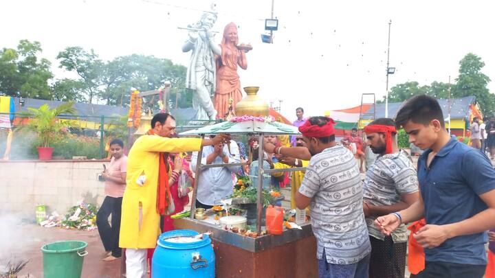 सावन शिवरात्रि, महाशिवरात्रि के बाद दूसरा सबसे फलदायी शिव पर्व माना जाता है. इस दिन पूजा का विशेष महत्व है. इससे श्रद्धालुओं की मनोकामना पूर्ण होती है और आध्यात्मिक उन्नति होती है. इस वर्ष यह पर्व एक दुर्लभ महायोग (गजकेसरी, मालव्य, नवपंचम, बुधादित्य) के साथ हो रहा है, जो 24 वर्षों में पहली बार बना है.