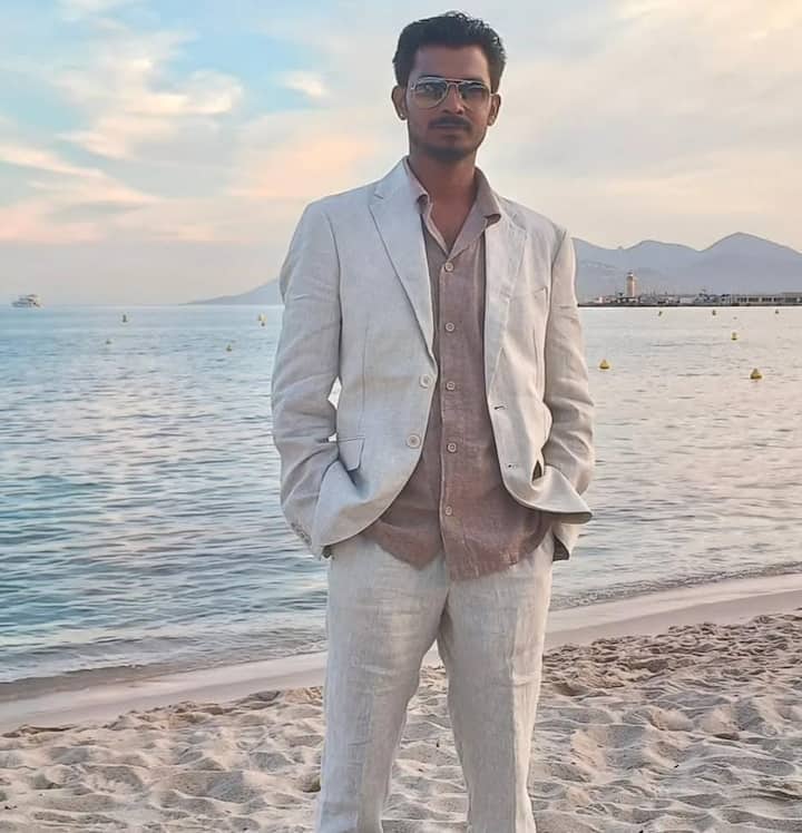रिपोर्ट्स के अनुसार अशोक पाठक ने अपनी पढ़ाई की शुरुआत विज्ञान से की. उन्होंने फिजिक्स (इलेक्ट्रॉनिक्स) में MSc की डिग्री हासिल की है. यानी विज्ञान की बारीक समझ उनके पास पहले से ही थी.