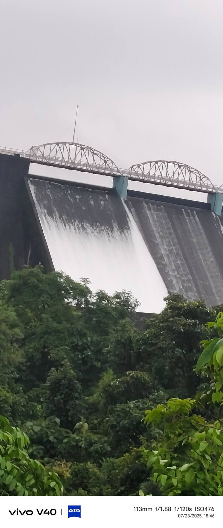 ठाणे जिल्‍ह्यातील शहापूर तालुक्‍यात तानसा धरण असून हे सर्वात जुन्या दगडी बांधांपैकी एक मानले जाते.आज ओसंडून वाहू लागलेल्या तानसा तलावाची कमाल जलधारण क्षमता ही १४,५०८ कोटी लीटर (१४५,०८० दशलक्ष लीटर) एवढी आहे.