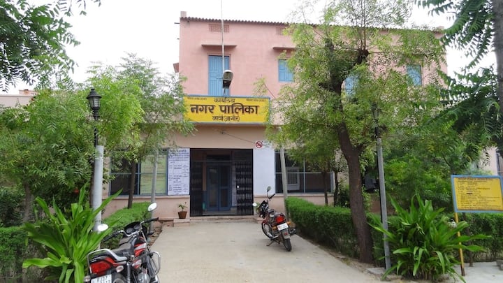 अगर बार-बार मना करने के बावजूद आपका पड़ोसी नहीं मानता. तो आप स्थानीय नगर निगम या नगरपालिका से शिकायत कर सकते हैं. हर शहर में सफाई और अवैध कचरा फेंकने की समस्या से निपटने के लिए हेल्पलाइन नंबर और पोर्टल होते हैं.