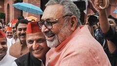 संसद में दिखी दिलचस्प तस्वीर, अखिलेश यादव पर हमला बोल रहे थे गिरिराज सिंह, तभी पहुंच गए सपा अध्यक्ष