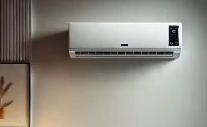 ਜਿਸ ਕਾਰਨ ਬਿਜਲੀ ਦੀ ਖਪਤ ਤਾਂ ਵੱਧਦੀ ਹੈ। ਕਮਰੇ ਵਿੱਚ ਨਮੀ ਵੀ ਸਹੀ ਢੰਗ ਨਾਲ ਕੰਟਰੋਲ ਨਹੀਂ ਹੁੰਦੀ। ਜੇਕਰ ਤੁਹਾਡੇ ਏਸੀ ਵਿੱਚ ਡਰਾਈ ਮੋਡ ਹੈ, ਤਾਂ ਬਰਸਾਤ ਦੇ ਮੌਸਮ ਵਿੱਚ ਇਸ ਦੀ ਵਰਤੋਂ ਕਰੋ। ਇਹ ਮੋਡ ਨਮੀ ਨੂੰ ਘਟਾ ਕੇ ਕਮਰੇ ਨੂੰ ਵਧੇਰੇ ਆਰਾਮਦਾਇਕ ਬਣਾਉਂਦਾ ਹੈ।