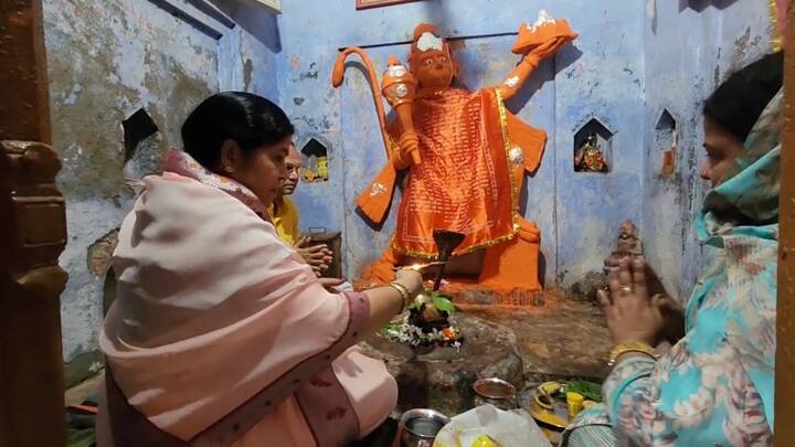 सावन शिवरात्रि के मौके पर मंदिर में जलाभिषेक के लिए श्रद्धालुओं की भीड़ उमड़ी. इस दौरान मंदिर की सुरक्षा को लेकर भी प्रशासन ने तैयारी की थी.