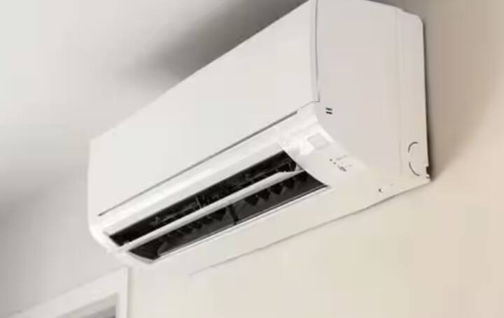 ਬਹੁਤ ਸਾਰੇ ਲੋਕਾਂ ਨੂੰ ਇਹ ਨਹੀਂ ਪਤਾ ਹੁੰਦਾ ਕਿ ਬਰਸਾਤ ਦੇ ਮੌਸਮ ਵਿੱਚ ਏਸੀ ਕਿਵੇਂ ਚਲਾਉਣਾ ਹੈ ਤਾਂ ਜੋ ਕੂਲਿੰਗ ਰਹੇ ਅਤੇ ਬਿਜਲੀ ਦਾ ਬਿੱਲ ਵੀ ਜ਼ਿਆਦਾ ਨਾ ਆਵੇ। ਬਹੁਤ ਸਾਰੇ ਲੋਕ ਏਸੀ ਦਾ ਤਾਪਮਾਨ ਗਰਮੀਆਂ ਵਾਂਗ ਹੀ ਰੱਖਦੇ ਹਨ। 18 ਡਿਗਰੀ ਤੋਂ 20 ਡਿਗਰੀ।