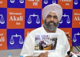 'ਆਪ ਨੇ ਬੇਅਦਬੀ ਮਾਮਲੇ 'ਚ ਮੁੱਖ ਦੋਸ਼ੀ ਦੀ ਹਮਾਇਤ ਕਰਨ ਵਾਲੇ ਨੂੰ ਬੇਅਦਬੀ ਵਿਰੋਧੀ ਬਿੱਲ ਦੀ ਸਲੈਕਟ ਕਮੇਟੀ ਦਾ ਮੈਂਬਰ ਕਿਉਂ ਬਣਾਇਆ ?'