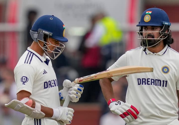जैसवाल ने सावधानी से शुरू किया, जल्दी से एकल के साथ रन जमा किया। एक बार सेट होने के बाद, उन्होंने गियर को स्थानांतरित कर दिया और आत्मविश्वास के साथ बल्लेबाजी की। उन्होंने अपनी 58 रन की नॉक के लिए 107 गेंदों का सामना किया, जिसमें 10 चौके और एक छह थे, जो अपने युवा करियर में एक महत्वपूर्ण क्षण को चिह्नित करते थे।