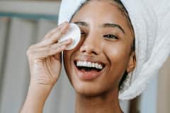 Monsoon Skin Care Tips: āĻŦāϰā§āώāĻžā§ āĻāϰāĻ āϤā§āϞ āĻāĻŋāĻāĻāĻŋāĻā§ āĻšā§ā§ āϝāĻžāĻā§āĻā§ āϤā§āĻŦāĻ? āϰā§āĻšāĻžāĻ āĻĒāĻžāĻŦā§āύ āĻā§āĻāĻžāĻŦā§, āϰāĻāϞ āĻāϰā§ā§āĻž āĻāĻŋāĻĒāϏ
