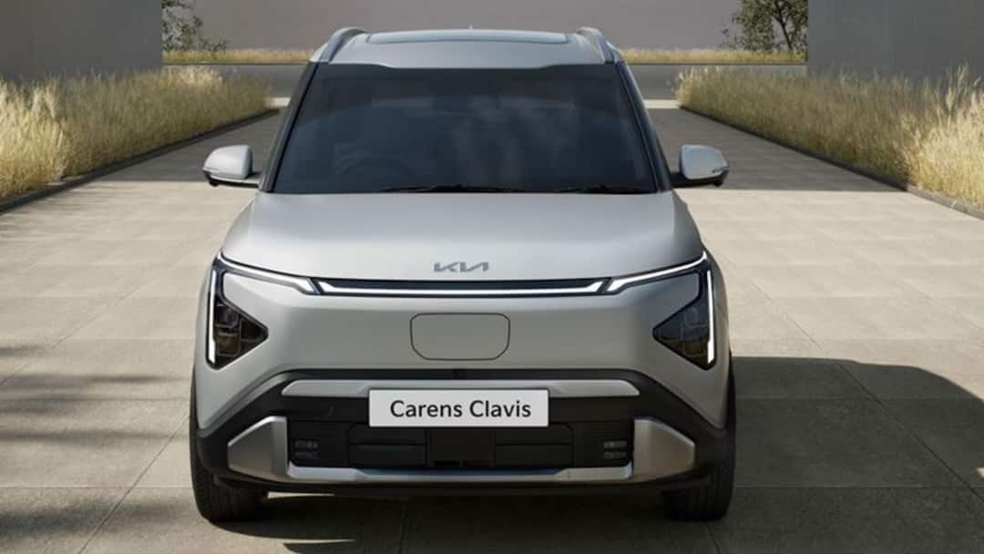 Kia Carens Clavis EV Vs Toyota Innova Hycross: Hybrid Ya EV? Kia Carens Clavis EV Vs Toyota Innova Hycross Hybrid Ya EV Kia Carens Clavis EV Vs Toyota Innova Hycross: Hybrid Ya EV?
