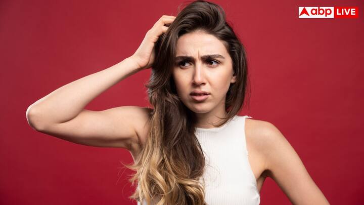 వర్షాకాలంలో తేమ ఎక్కువగా ఉంటుంది. ఇది శరీరంపై కూడా ప్రభావం చూపుతుంది. దీని కారణంగా స్కాల్ప్​లో మురికి పేరుకుపోతుంది. బ్యాక్టీరియా ప్రమాదం పెరుగుతుంది. ఈ విధంగా జుట్టు రాలడం సమస్య మొదలవుతుంది.