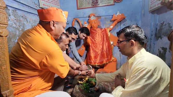 मंदिर की सुरक्षा व्यवस्था के लिए जगह-जगह भारी पुलिस फोर्स तैनात की गई थी. पूरे इलाके की सीसीटीवी कैमरे से और ड्रोन से निगरानी की जा रही है.